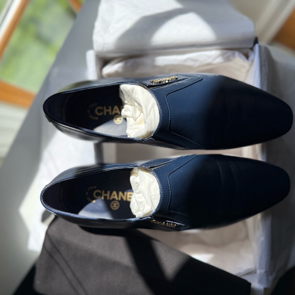 CHANEL Black and Blue Minimalist Flats - Picture 6 of 10